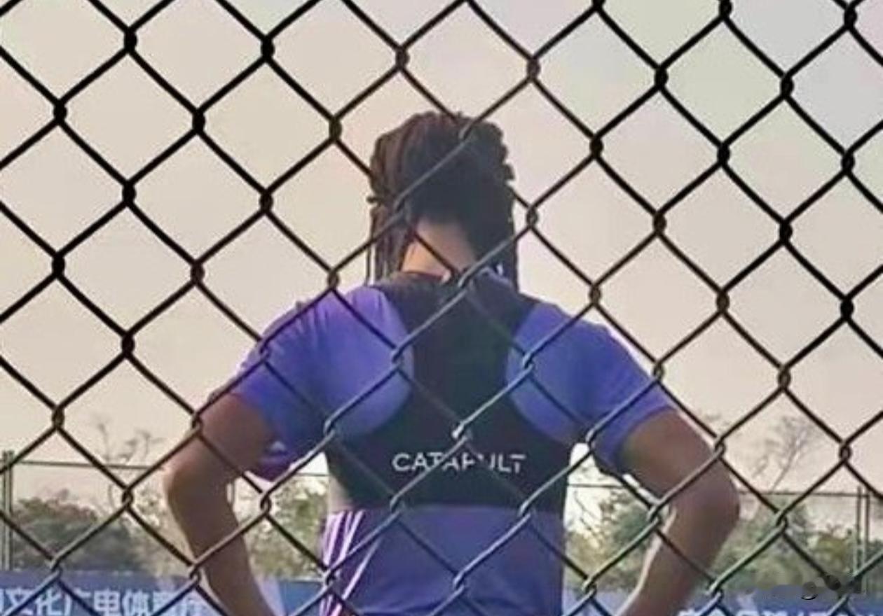 津门虎试训球员中出现了一位头型是脏辫的球员，从背影看好像是外援，但其实不是，他的