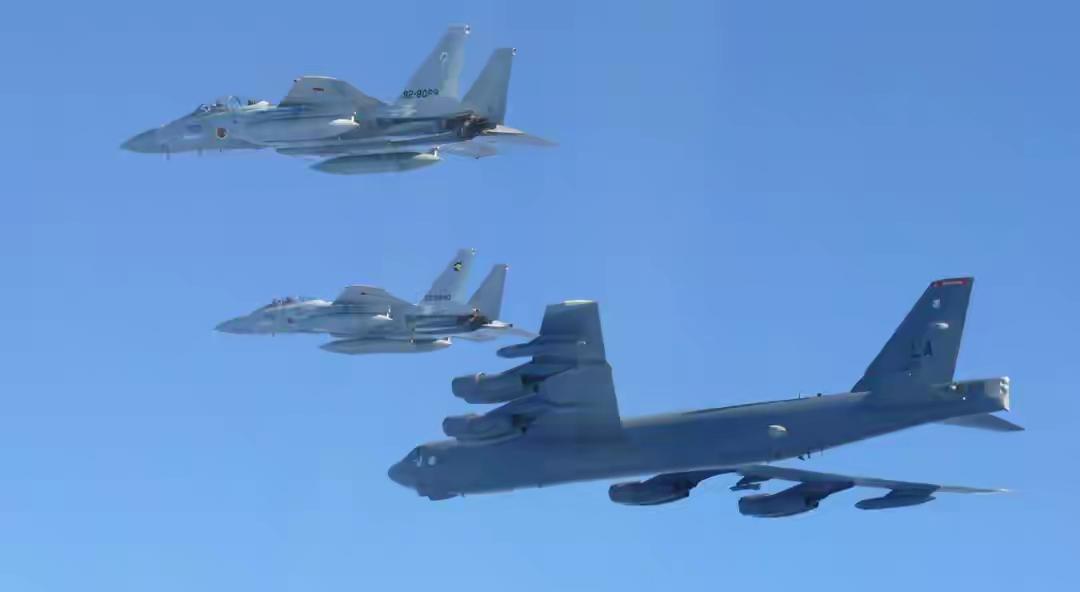 美军B-52H战略轰炸机现身日本海上空，要助日本扳回一局，还是要与中俄轰炸机联合