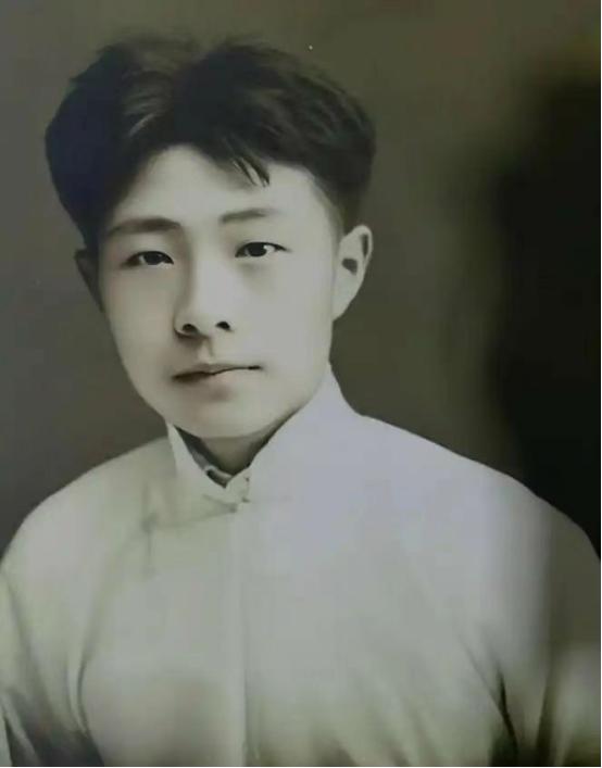 1940年7月的一天，“书生枪手”冯运修突然接到抗团命令，令他秘密刺杀《新民报》