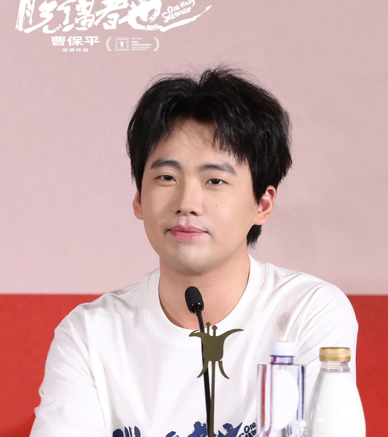 郭麒麟回应郭德纲不希望他太红了。老郭前段时间的那段采访可以看出不是后悔了