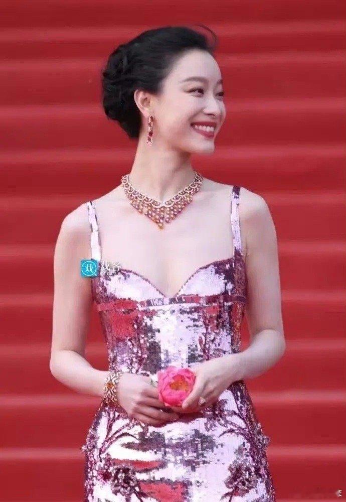 倪妮估计得失眠咯！好姐妹一个威尼斯影后加身，一个白玉兰、金鸡奖都收入囊中，自己却