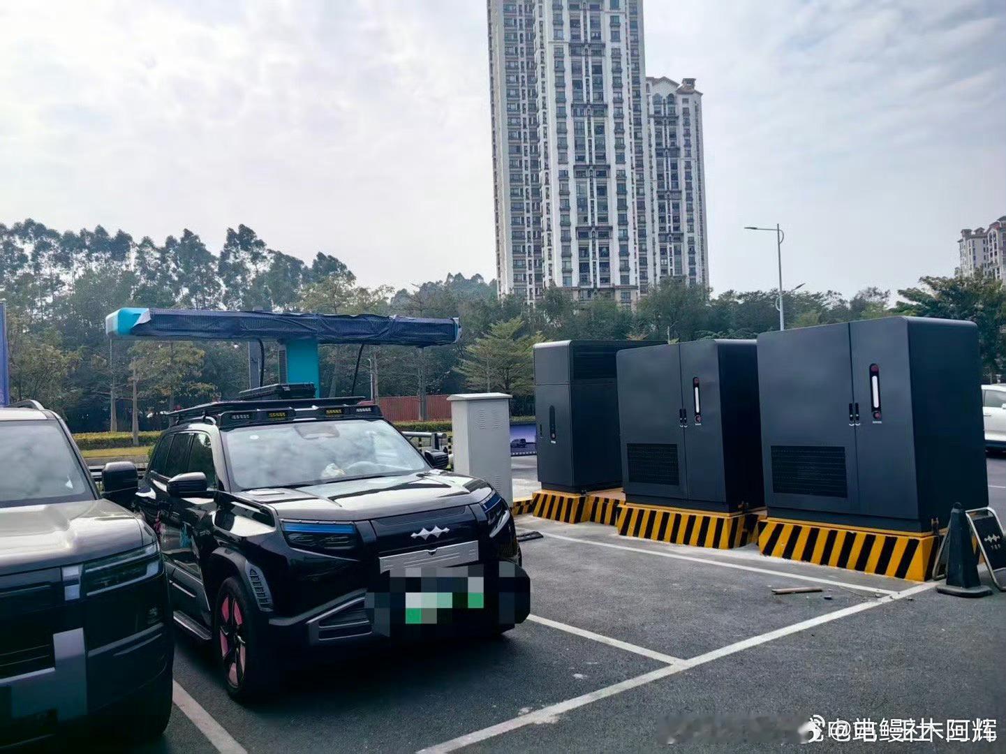 网友反馈:比亚迪二代兆瓦闪充站（已经在铺设中），配置为2台储能柜（据说200KW