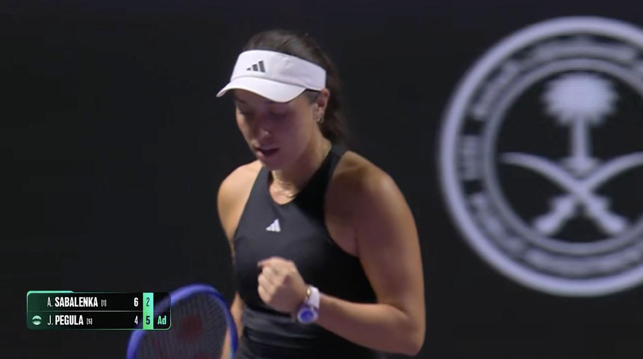 大富果然是三盘女王，首盘4-6不敌炒皇，第二盘6-2轻松拿下，输掉这盘后，萨巴伦