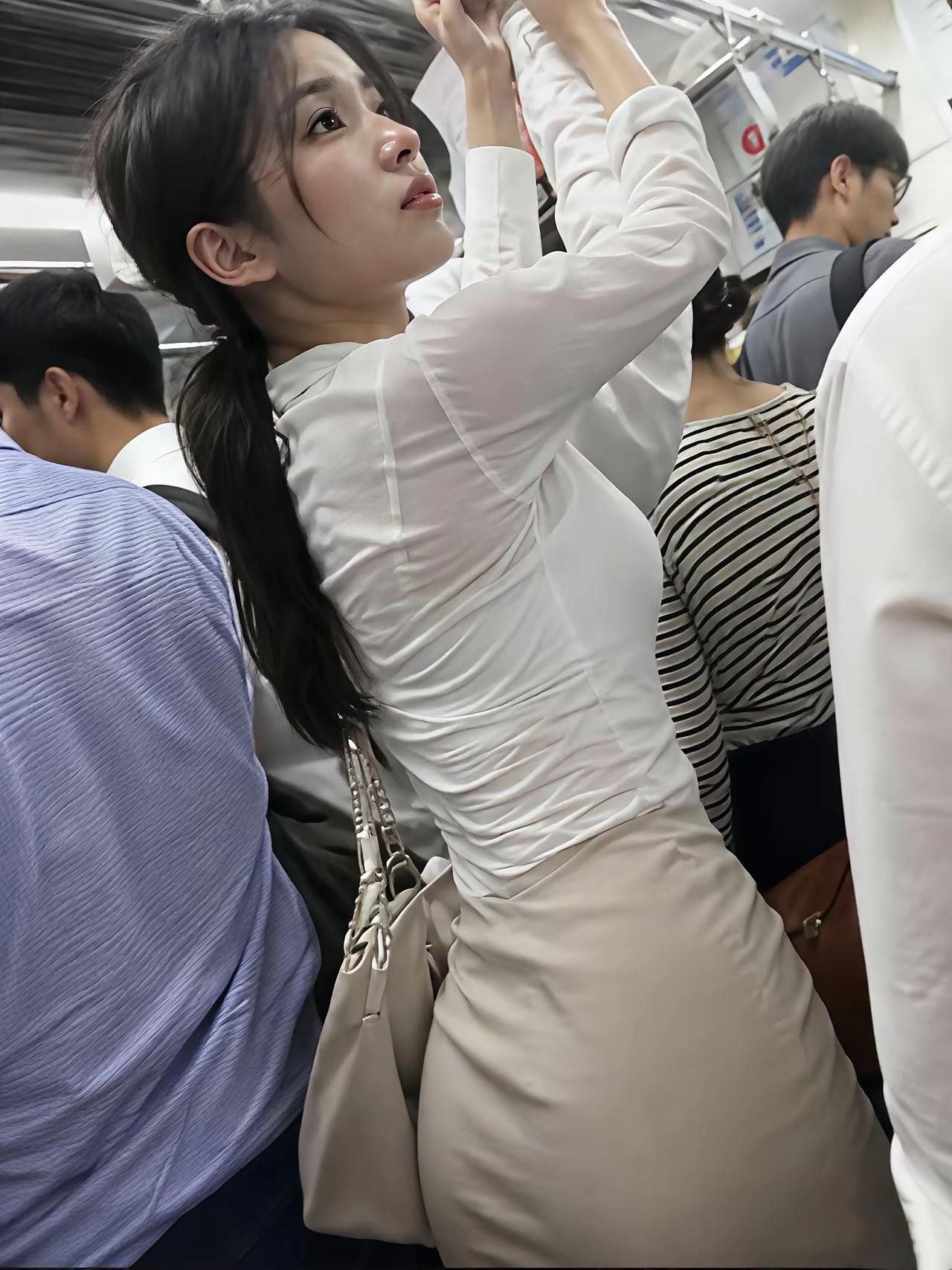 谁懂啊！广州早高峰地铁挤到身心俱疲，瞬间被一抹温柔气质治愈了。简简单单白衬