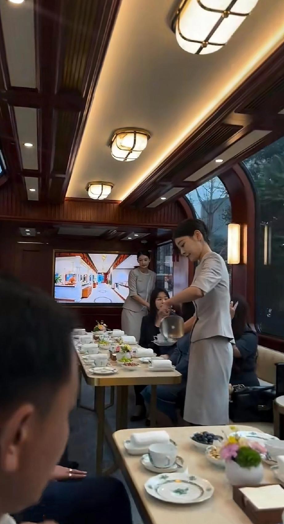 柬埔寨国会访问团搭乘华为园区的小火车进行参观。不得不承认，华为园区的风景宜人，服