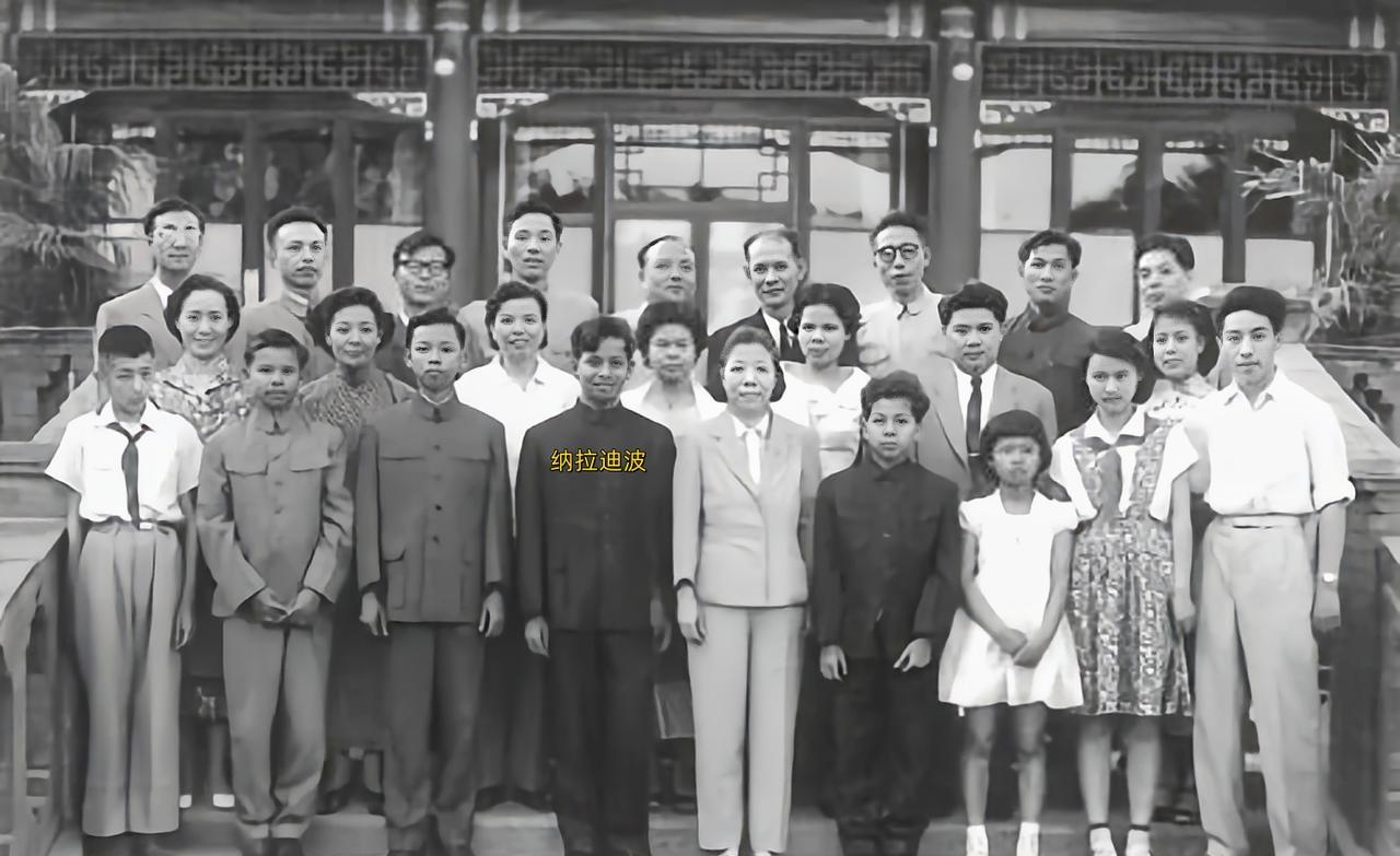 1961年，西哈努克国王的儿子纳拉迪波与邓颖超在参观学校时留下了这张珍贵的合影，