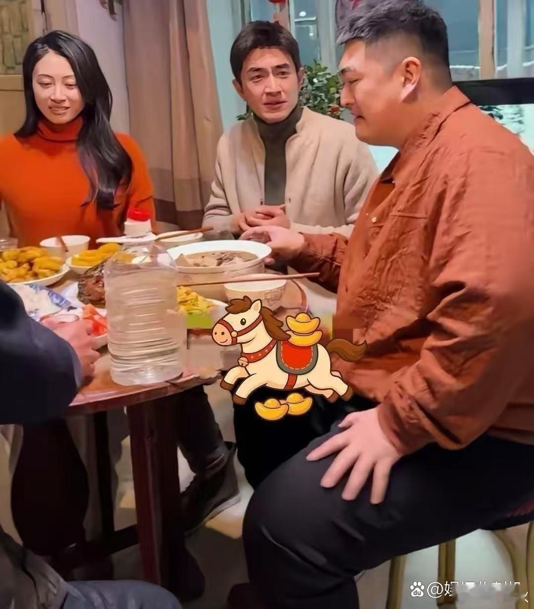赵本山儿子大牛，和林更新等人聚餐，明星原来也喝散酒​​​