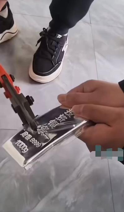 一位国内户分享了假冒的1000克投资银条的证据。这些银条在包装、标记甚至光谱检测