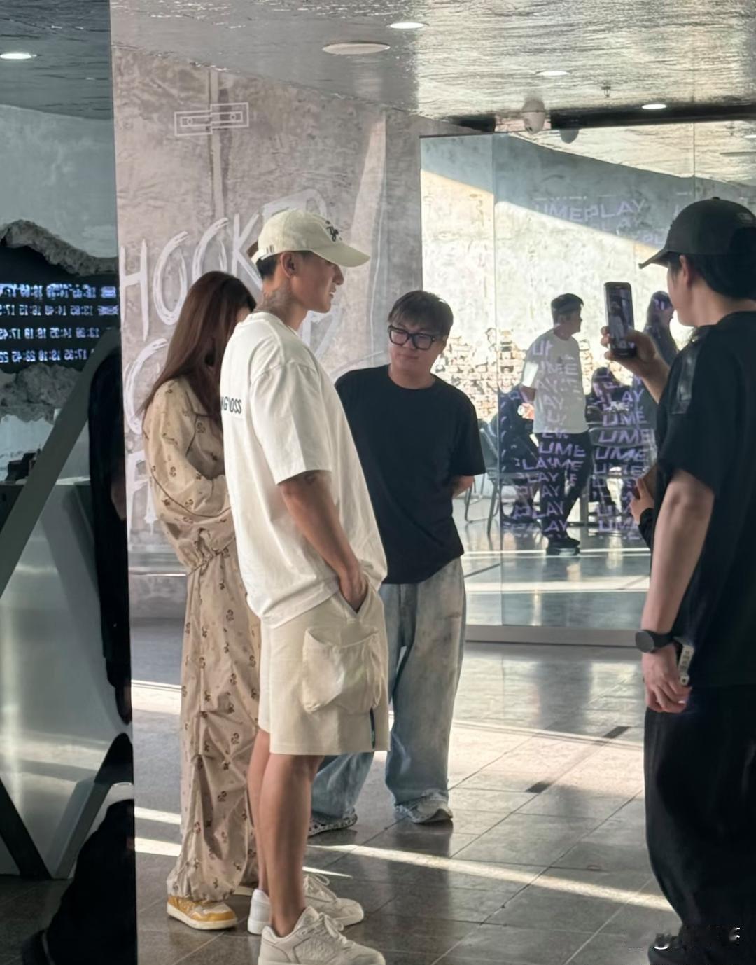 34岁的黄子韬‎和﻿老婆徐﻿艺﻿洋在北京⁠﻿逛街约会，﻿被网友⁠偶遇⁠。‏