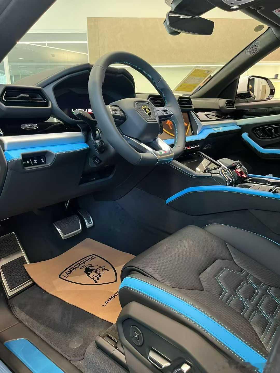 兰博基尼URUSSE全新现车。谁不喜欢。谁不迷糊​​​