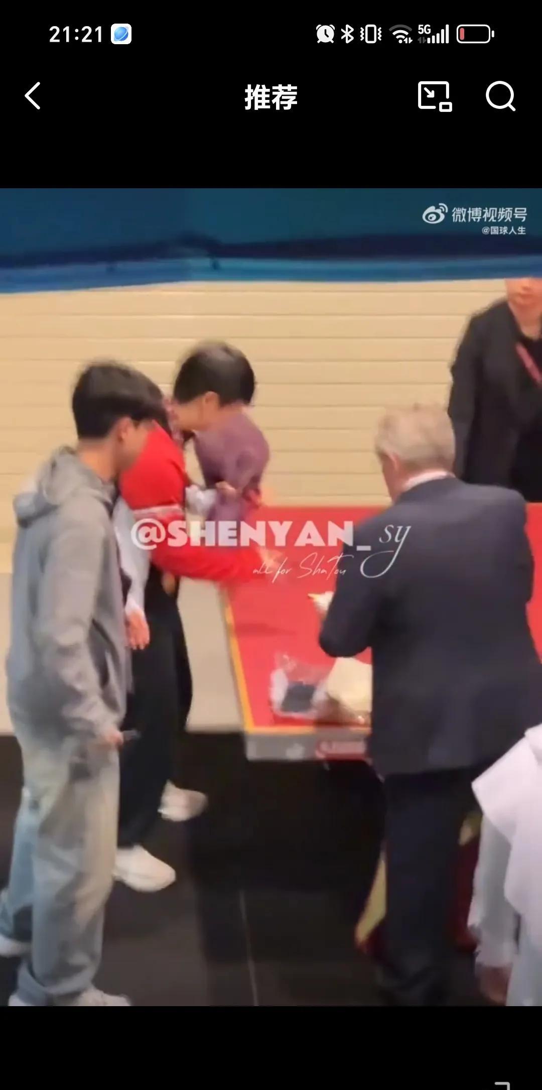 5月25日巴赫真的很喜欢孙颖莎，主要实力和性格都特别好。所以颁奖两人聊天，后台颁