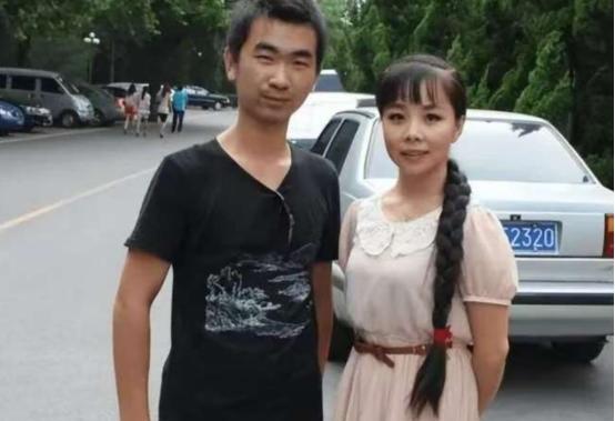2007年，王二妮出名后，男友李飞对她说二妮，分手吧，咱俩不是同一世界的人了。可