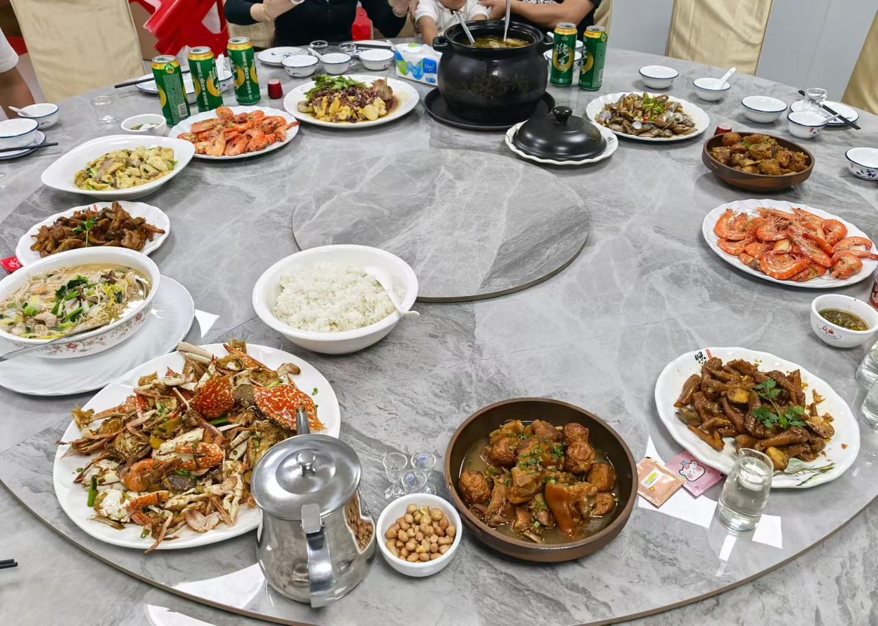 大家围坐一起，丰盛的海鲜大餐，快乐翻倍。