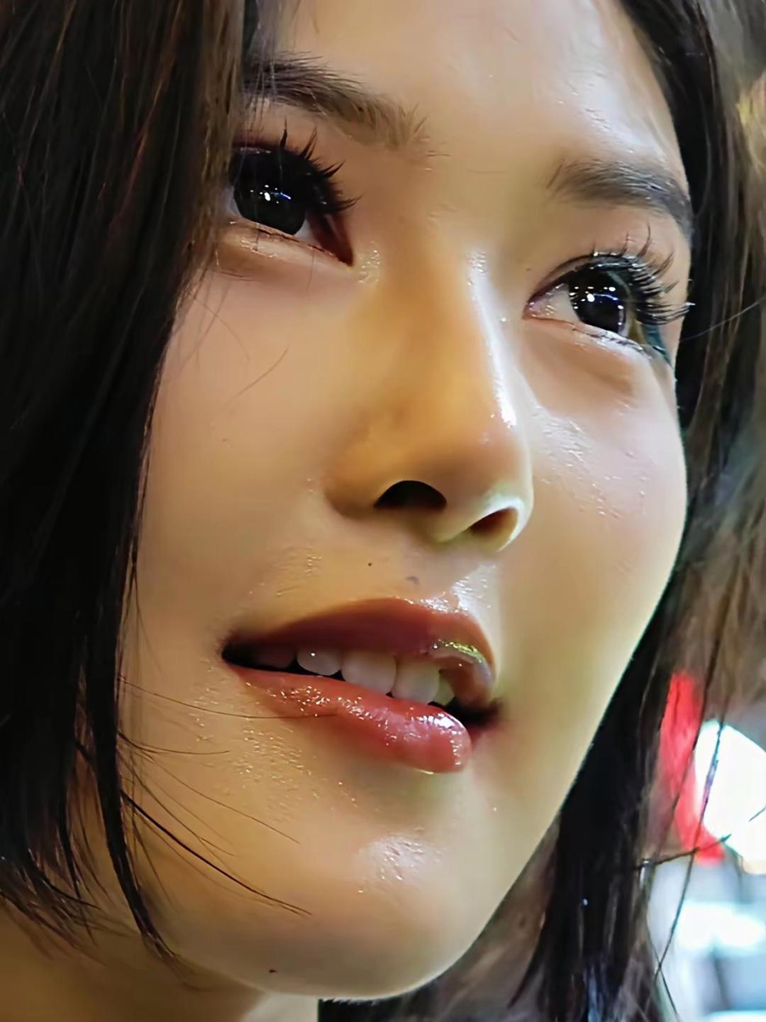 这姑娘涂了亮闪闪的口红