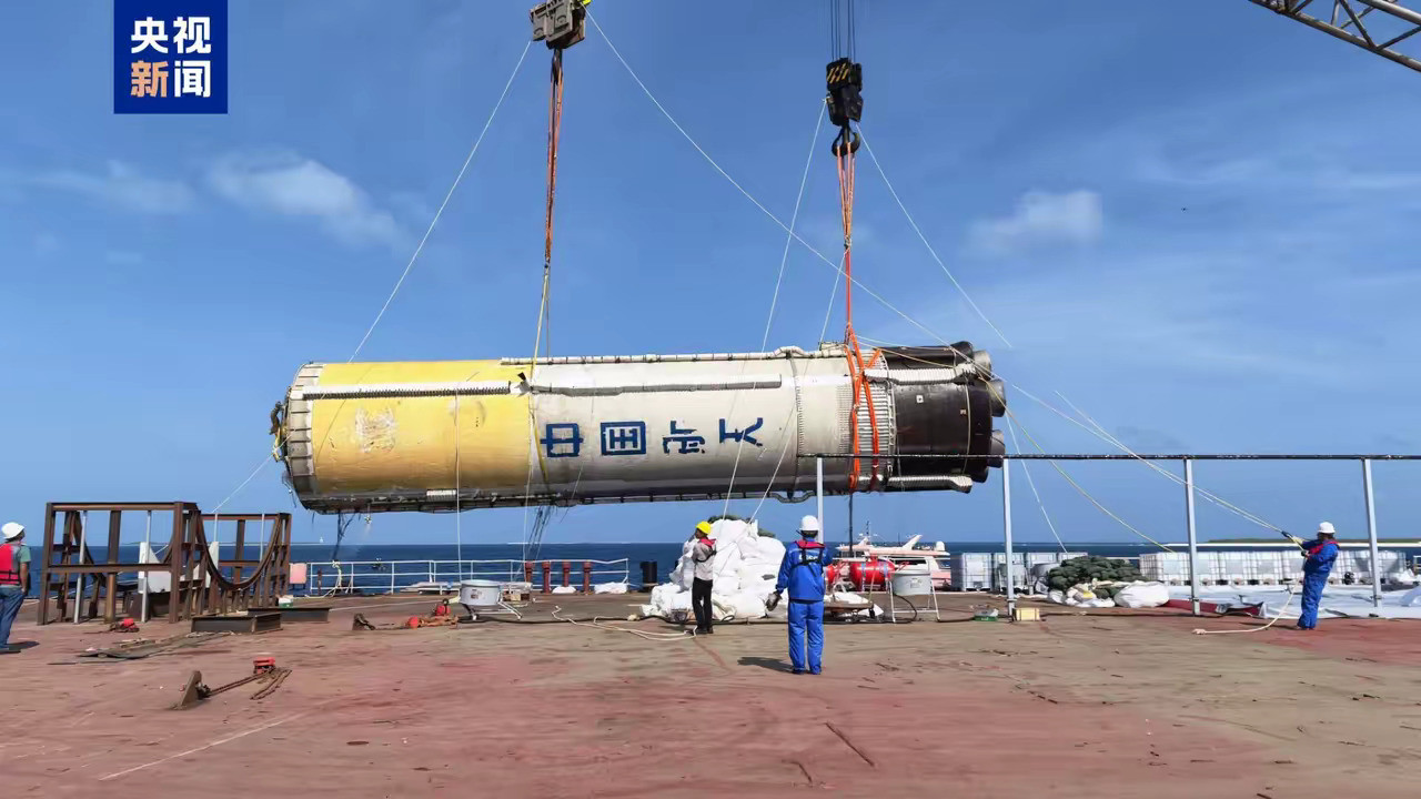 海上搜索回收分队成功打捞回收长征十号运载火箭一级箭体，这是我国首次火箭一级箭体海