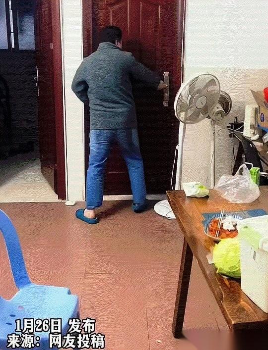 就因为女儿洗完头，头发上还有点没冲干净的头皮屑。她爸，就跟疯了一样。先是怀疑