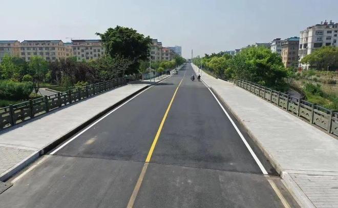 今天开辅助驾驶跑高速碰到了一个场景第一次遇到。正常在车道中直线行驶，车速比较高，