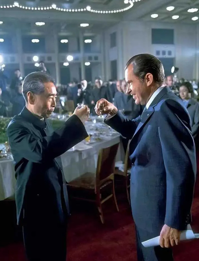 尼克松访华时，周总理与尼克松的一张合影，二人的酒杯有亮点！1972年2
