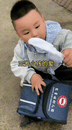 太暖心了！幼儿园放学的点，有一对夫妻去幼儿园接孩子放学，校门口挤得满满当当，眼