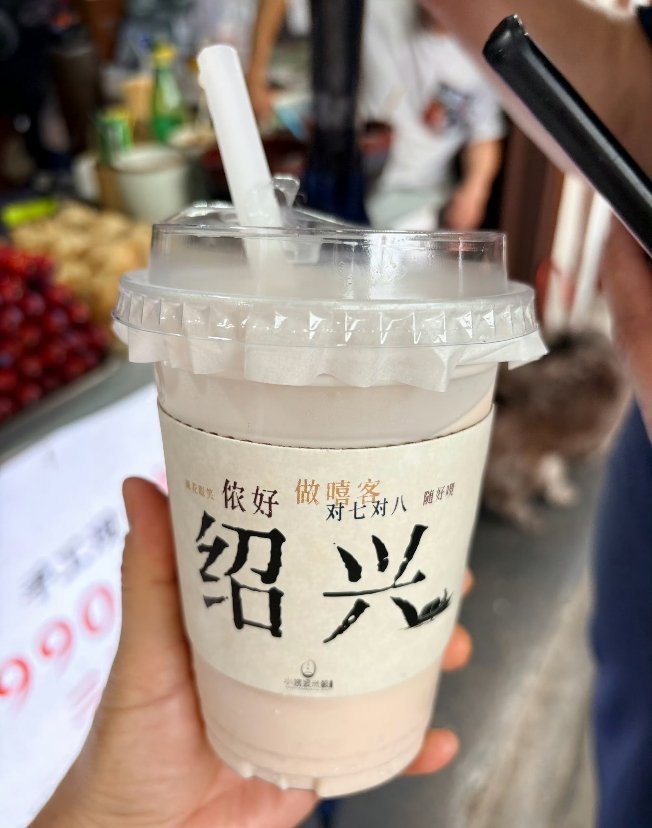 如何正确请同事喝奶茶应该主动询问大家的口味，在避开上班忙的时候，大家边喝边聊两