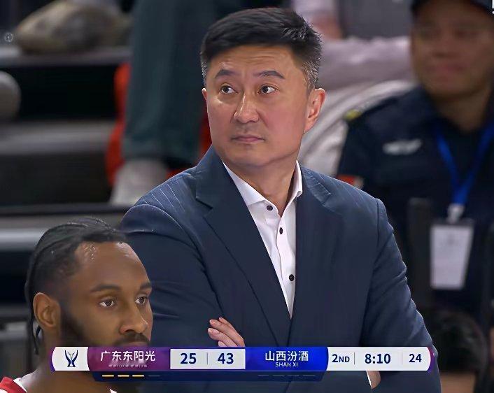 半场不到广东队落后山西队18分了，下了血本的广东队还是被山西队狂虐，杜锋站在场边