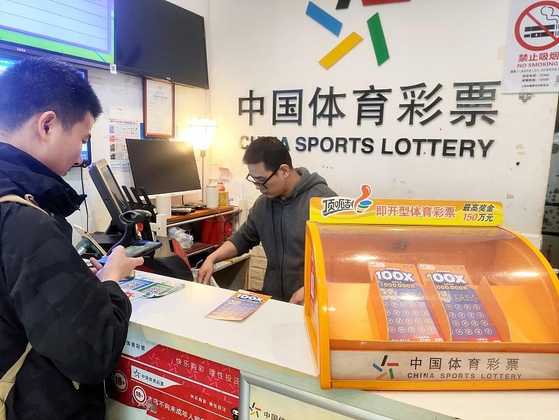 想中1000万彩票真的纯靠运气，完全是可遇不可求的事。双色球头奖中奖概率才17