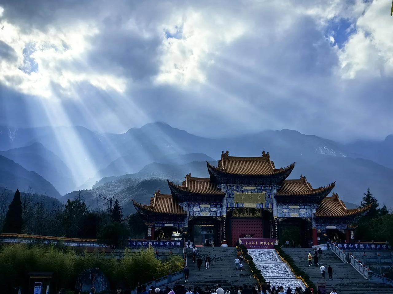 大美洱海，崇圣寺和一千多年前的石塔。梦里寻乡千百次，蓦然回首，竟在云深处。耳畔