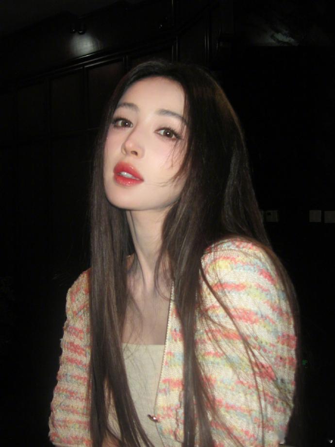 娜扎521晒照、娜扎说521也快乐不管是氛围感抓拍还是精致摆拍，娜扎都能轻松驾驭
