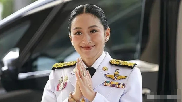停职令还没捂热，佩通坦就公开主持政府会议了按理说，官员在被停职期间应当保持低调