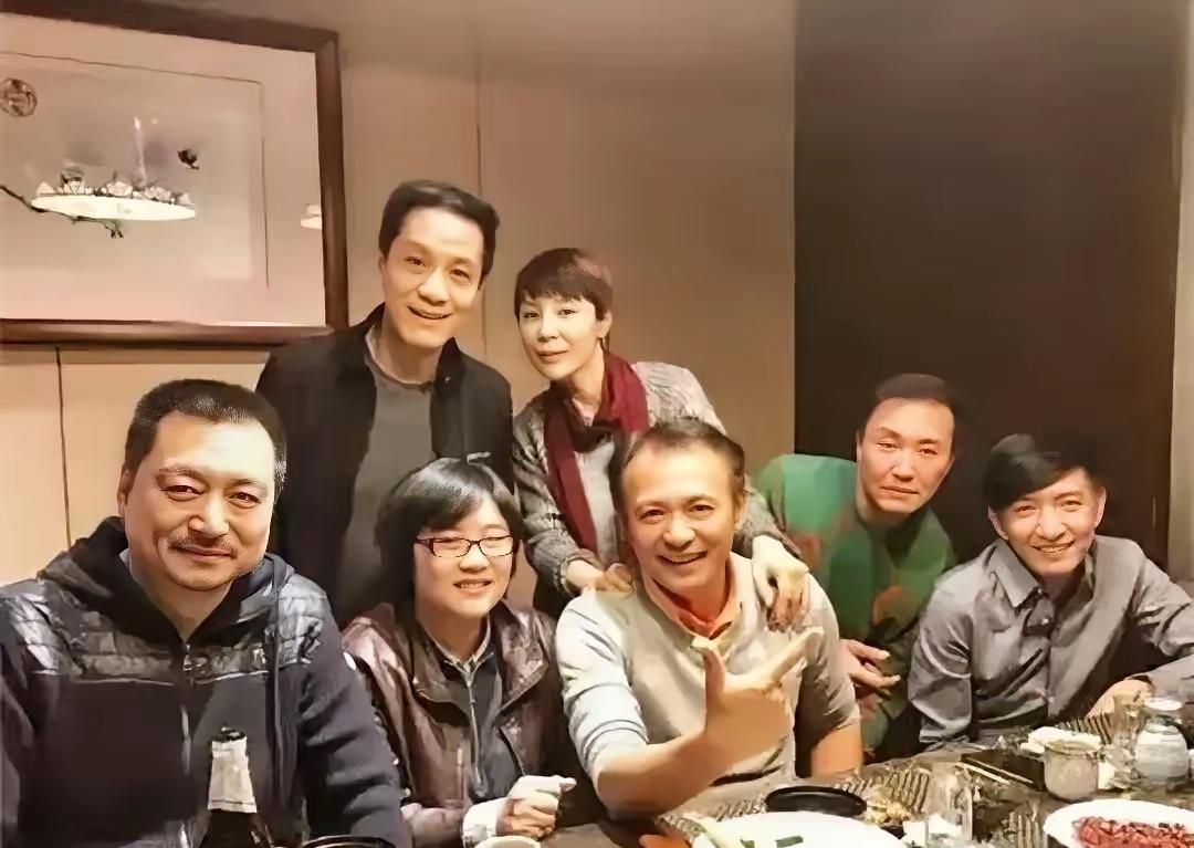 这张7人聚餐照，我认出了目光沉和的王刚，气色盈和的冯远征，穿着绿衣的吴刚，天庭饱