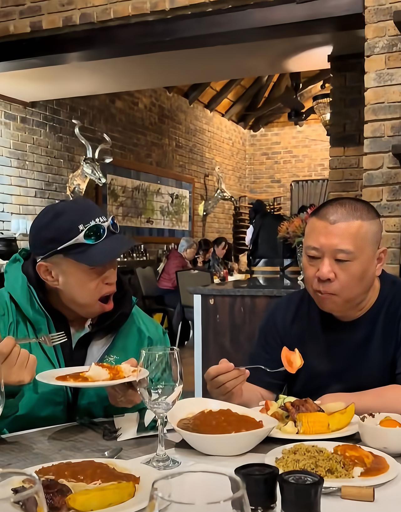近日，郭德纲带着徒弟们在南非商演，他与爱徒烧饼品尝非洲美食恩希玛，烧饼一口下去，