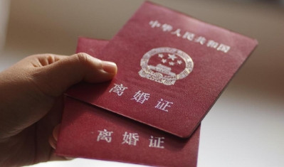 为什么当今社会离婚率那么高呢？男的不太清楚，因为我是女的，所以所接触的女性比