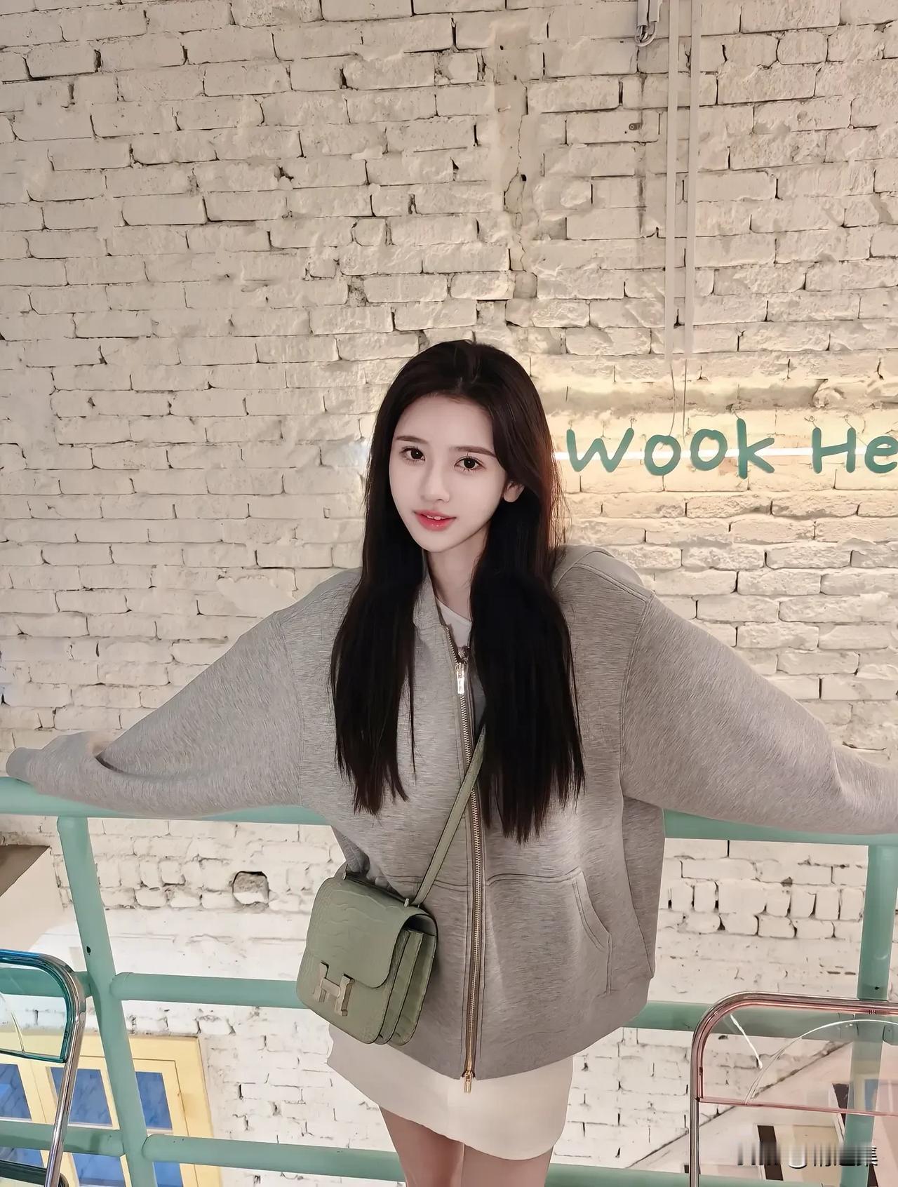 白墙映红妆，青春如画卷。