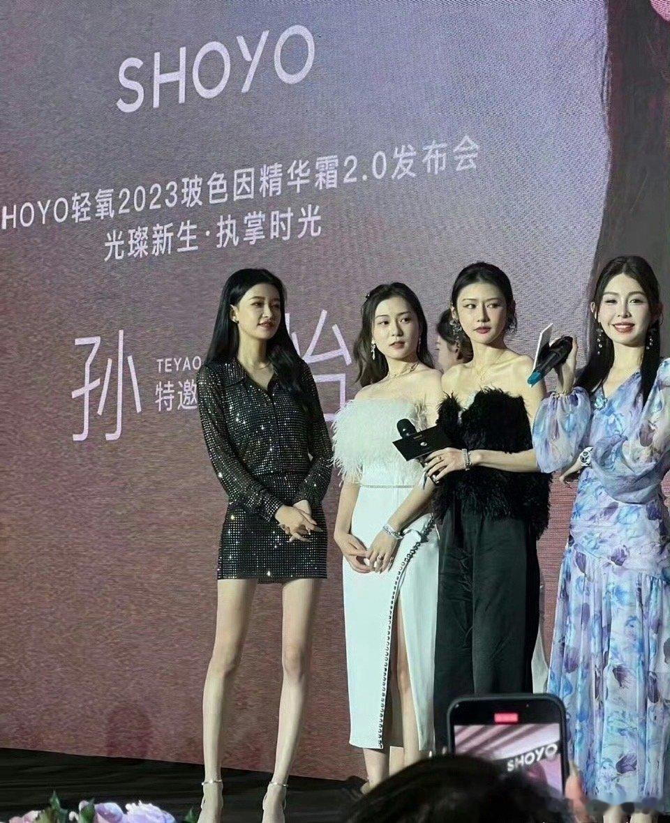 都很好看，但是孙怡这个生图就能看出女明星的优势了，头小腿长，所以头身比太优越了，