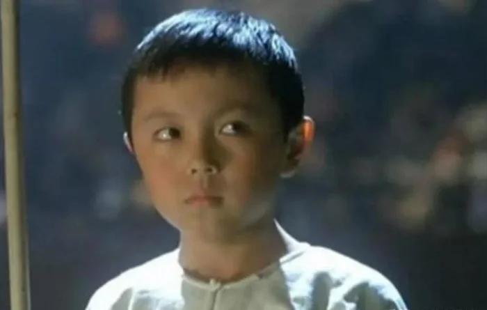 一个曾被周润发劝退、只能在网大里摸爬滚打的“过气童星”，凭什么让《仙剑三》的“最