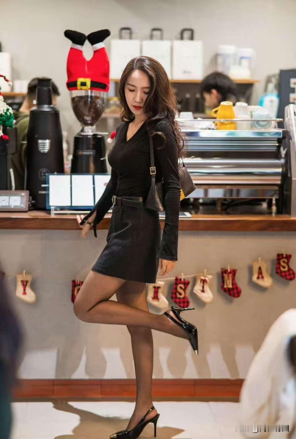 写字楼底下的咖啡屋很有浪漫的气息。办公写字楼写字楼写字楼的实拍