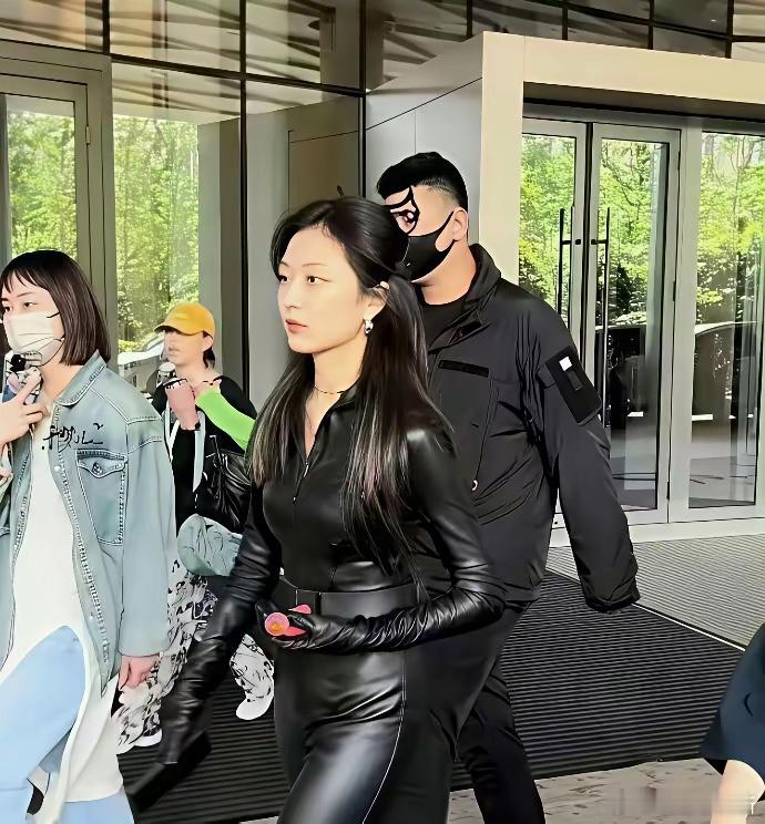 孙千穿上皮裤直接封神，这大长腿绝了