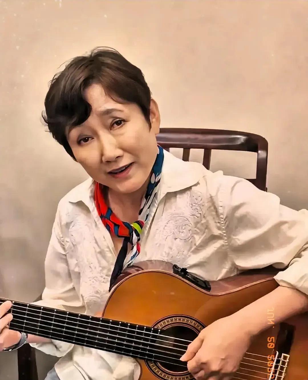 成方圆，今年64岁，再也看不到年轻时那可爱的模样了。她上八九十年代流行歌手中大姐