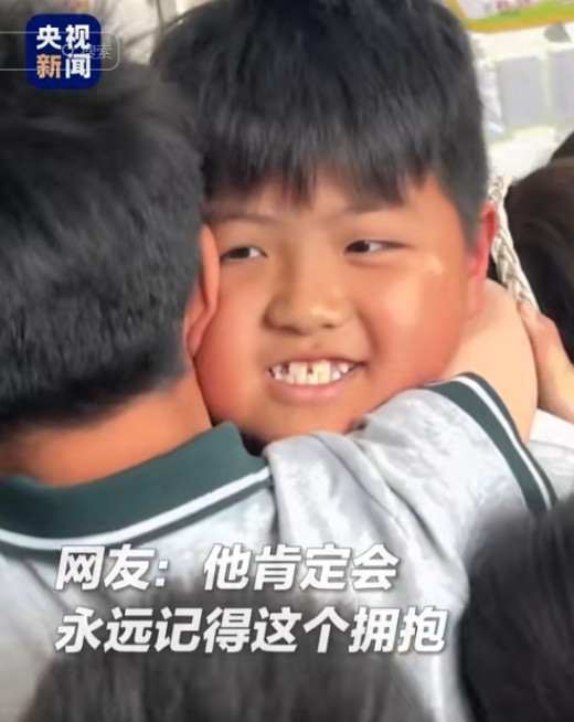 “这名老师火了！”河南洛阳，一老师让全班最内向的男孩，帮大家抽签，只要抽到空白签