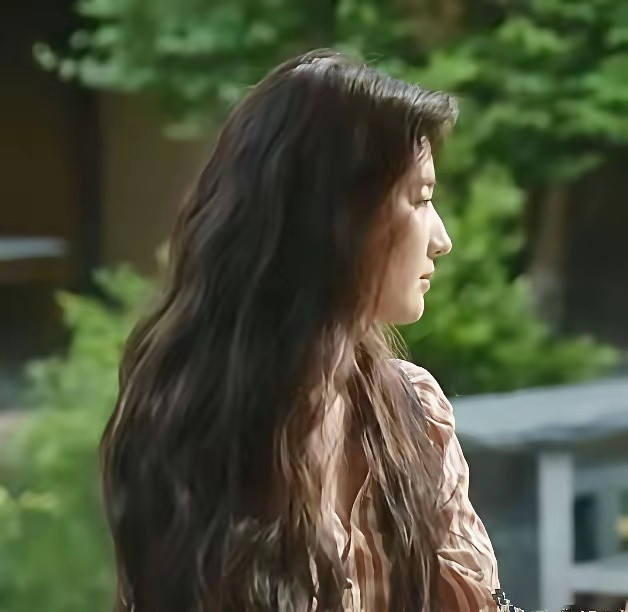 刘亦菲看着好奇怪，头发放下时发量看着超丰厚，但是扎起头发发量立马显得很少？​​