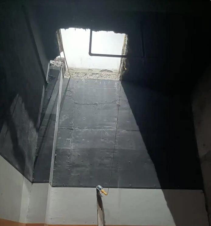 湖南长沙，某小区的一楼住户竟然在自家客厅地板上硬生生地凿出了一个大洞，直达地下室