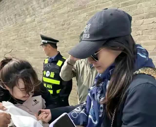 郭晶晶妈妈与亲家见面，头发苍白站在外孙身后，霍震霆主动站旁边