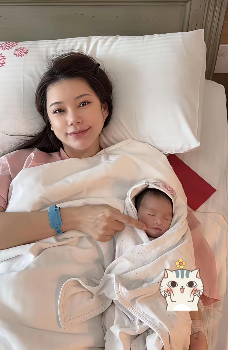 昨天刚生完孩子的马筱梅，卸下粉黛的她看起来神采奕奕，状态真是太好了！马筱梅是