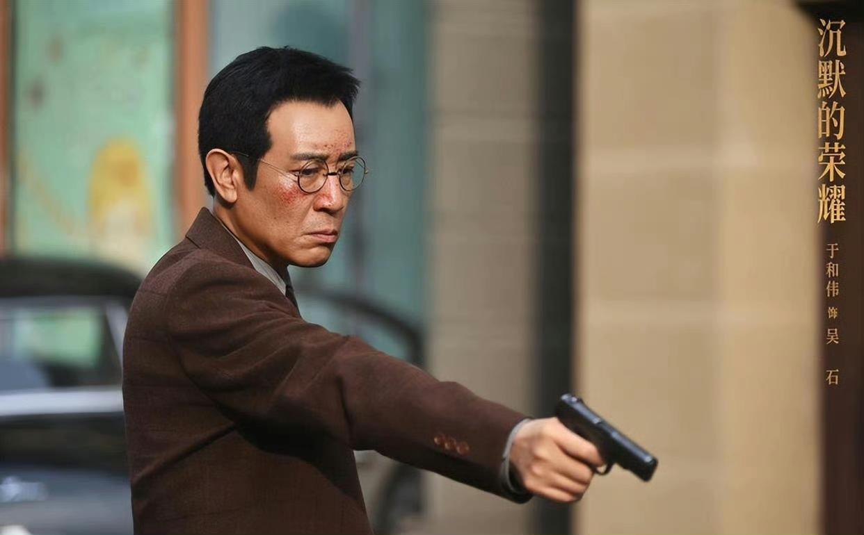 于和伟饰演的吴石将军，最打动人的在于他就是一个普通人，他也“怂”和不完美。他