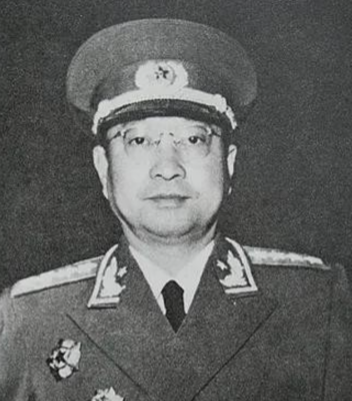 毛主席走到陈赓身边说“怎么样？跟着我比跟着蒋介石有出息吧，跟着他干不一定能封上大