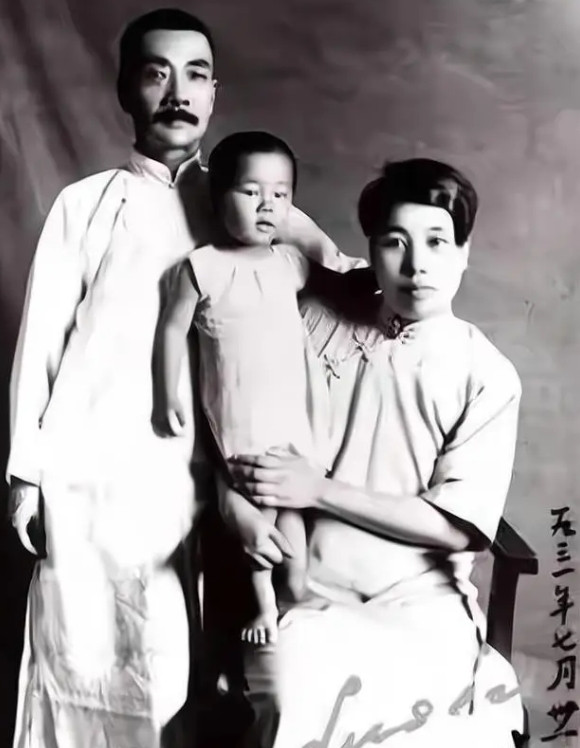 1929年，原本丁克的鲁迅夫妇意外有了儿子，鲁迅看到儿子第一眼，有些嫌弃的说：是