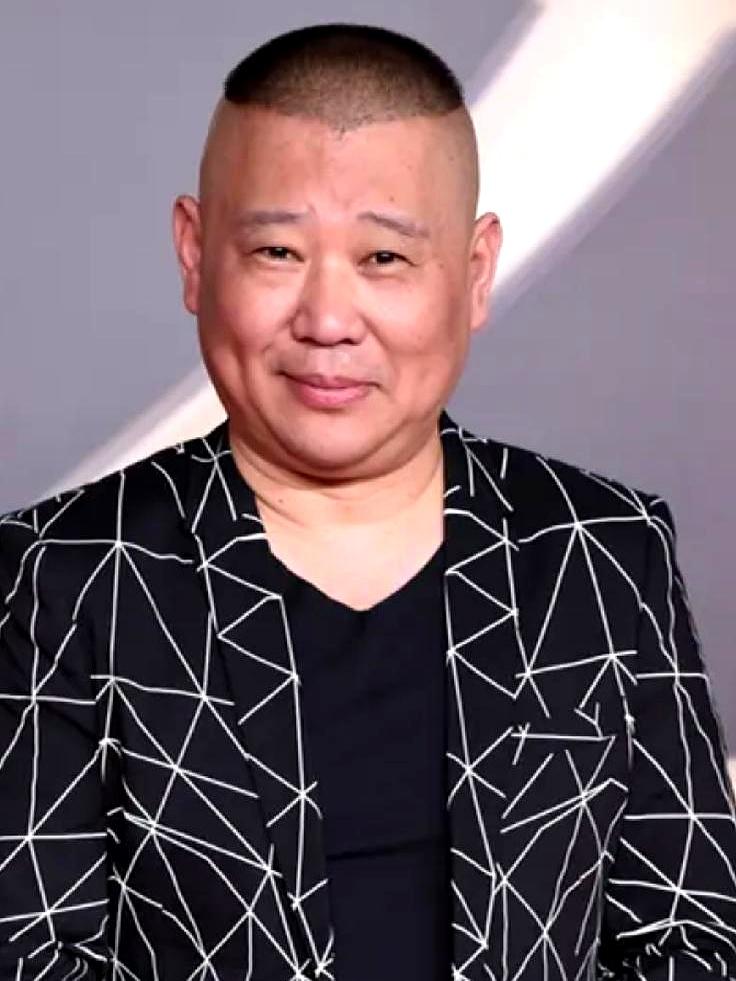 当相声名家姜昆把话挑明，圈里就别装听不见了。采访里他点到要害：公众人物有一半是