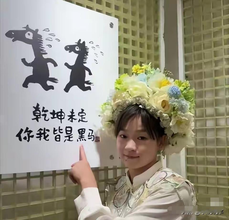 热闹都是别人的，只有全红婵像置身事外一样。2月9日晚，国家跳水队办新春联欢，