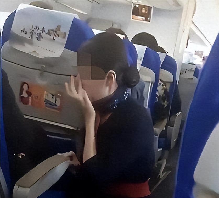 最新剧情反转！要求空姐跪下致歉的男子彻底“社死”，东航的态度非常鲜明。事情