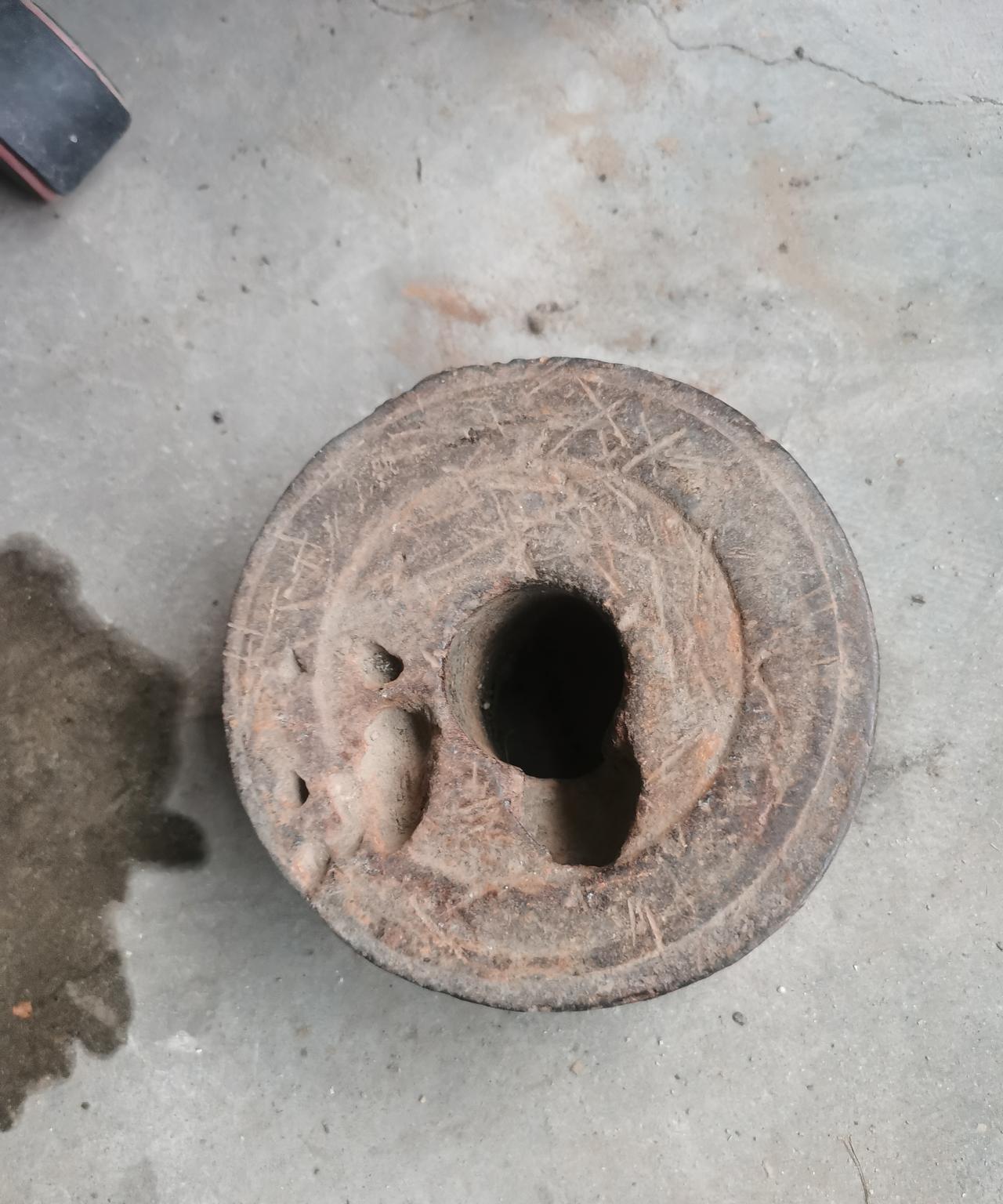 这块铁，不知道是干嘛用的。我从小记事就在我家，父母亲养小花猫小狗用绳拴在这上面。